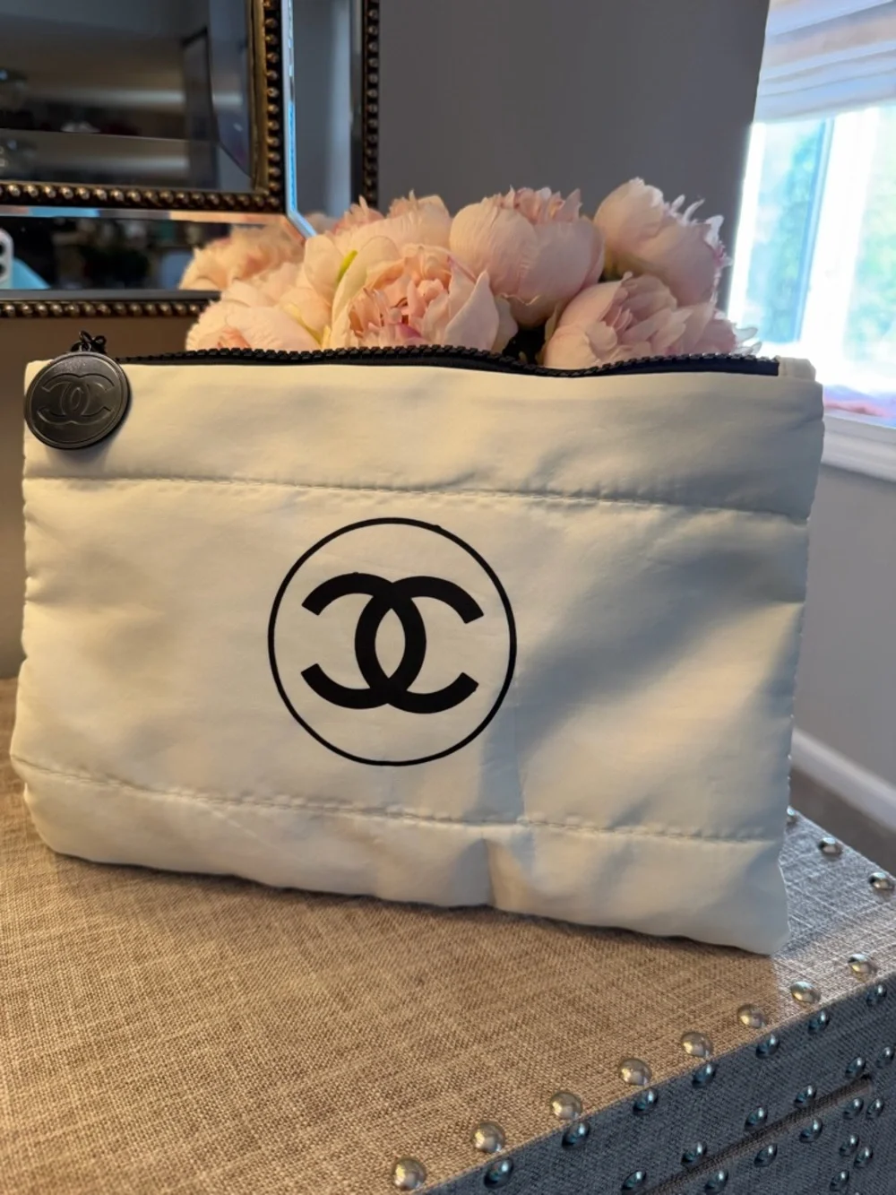 CC White Quilted Tote Bag with black halo Logo zipper pull - Picture 7 of 7
